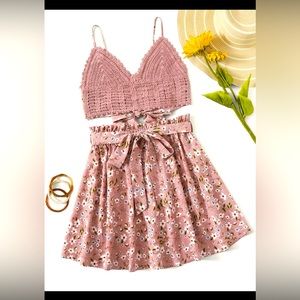 Crochet self-Tie cami top & belted floral skit set 💕💓💓🌸🎀🎀.Medium size.
